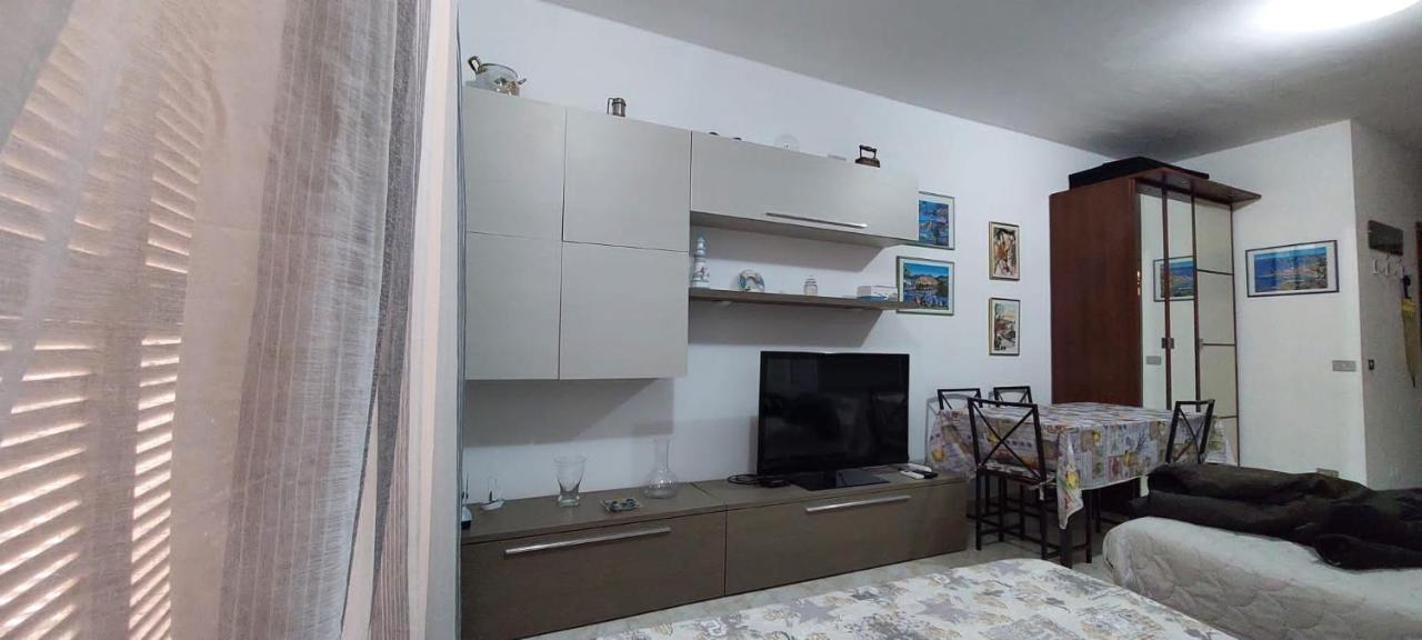 Ampio Monolocale Con Terrazzo - A 2 Passi Dal Mare Διαμέρισμα Latte Εξωτερικό φωτογραφία