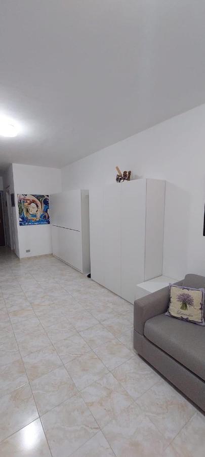 Ampio Monolocale Con Terrazzo - A 2 Passi Dal Mare Διαμέρισμα Latte Εξωτερικό φωτογραφία